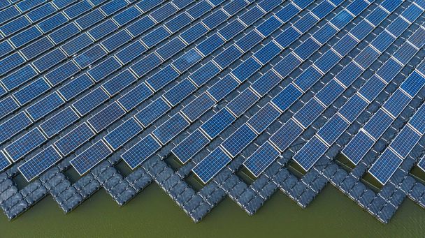 Paneles solares en vista aérea, filas de celdas solares de silicio policristalino o fotovoltaicos en planta de energía solar flotando en el agua en el lago
. - Foto, imagen