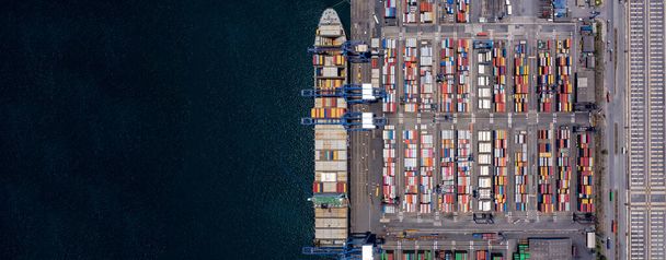 Be- und Entladung von Containerschiffen im Tiefseehafen, Luftaufnahme des Imports und Exports von Frachtgütern mit Containerschiffen auf offener See, Containerverladung Frachtschiff. - Foto, Bild