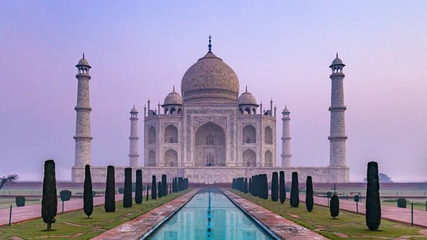 Taj Mahal ist ein elfenbeinweißes Marmormausoleum am Yamuna-Fluss in der indischen Stadt, Taj Mahal ist das schönste Monument Indiens und eines der Weltwunder, Agra, Uttar Pradesh, Indien. - Foto, Bild