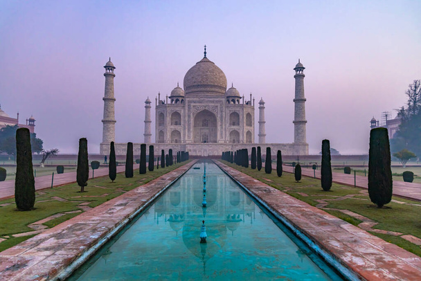 Taj Mahal ist ein elfenbeinweißes Marmormausoleum am Yamuna-Fluss in der indischen Stadt, Taj Mahal ist das schönste Monument Indiens und eines der Weltwunder, Agra, Uttar Pradesh, Indien. - Foto, Bild