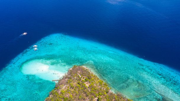 Vista aérea de la isla de Sumilon, playa de arena con los turistas nadando en el agua de mar clara hermosa de la playa de la isla de Sumilon, Oslob, Cebú, Filipinas
. - Foto, imagen
