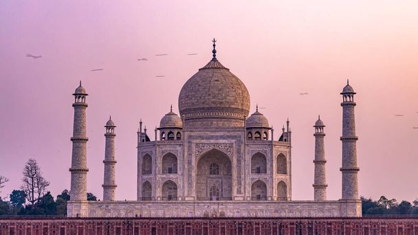 Taj Mahal est un mausolée en marbre blanc ivoire sur la rivière Yamuna dans la ville indienne, Taj Mahal est plus beaux monuments en Inde et l'une des merveilles du monde, Agra, Uttar Pradesh, Inde
. - Photo, image