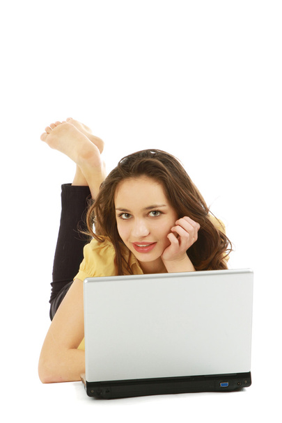Молодая женщина с ноутбуком позирует
 - Фото, изображение