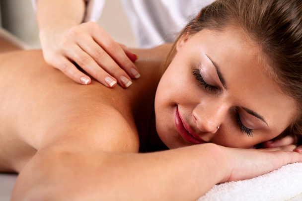 жінки, які отримують масаж
 - Фото, зображення