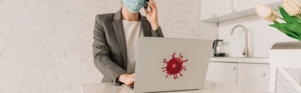 vágott kilátás üzletasszony orvosi maszk beszél okostelefon közelében laptop koronavírus baktérium matrica, vízszintes kép - Fotó, kép