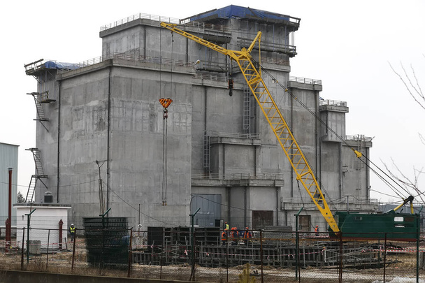 Κατασκευή μονάδας επεξεργασίας υγρών ραδιενεργών αποβλήτων στο πυρηνικό εργοστάσιο του Τσερνομπίλ στην Ουκρανία.  - Φωτογραφία, εικόνα
