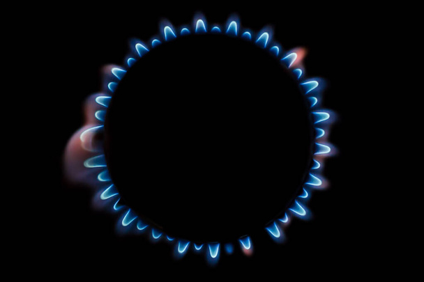 pyöreä keittiö kaasupoltin päällä
 - Valokuva, kuva