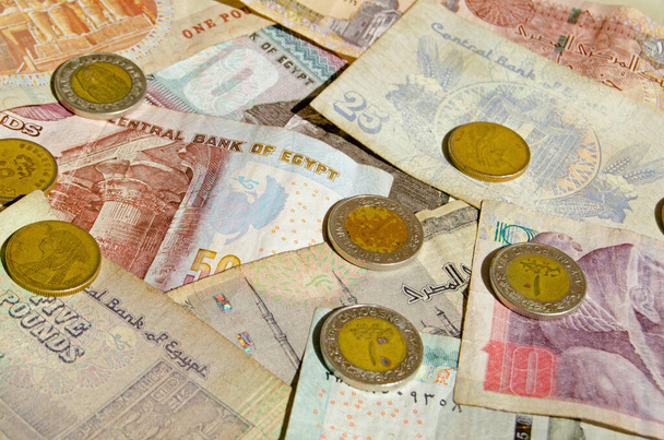 Τραπεζογραμμάτια και κέρματα από την Αίγυπτο. - Φωτογραφία, εικόνα