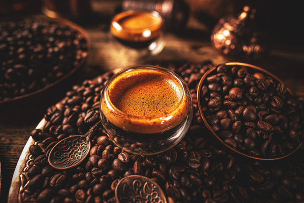 Gorąca, świeżo zaparzona kawa espresso - Zdjęcie, obraz