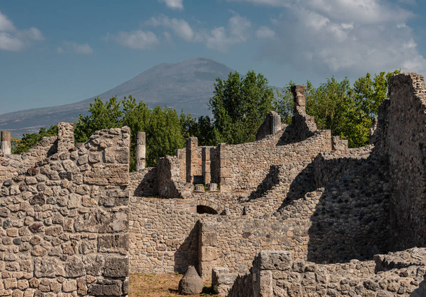 Ruínas da antiga cidade Pompeia, destruídas pela erupção vulcânica da montanha Vesúvio, Itália
 - Foto, Imagem