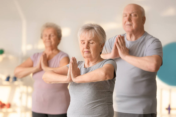 starsza kobieta, ćwiczenia w siłowni - Zdjęcie, obraz