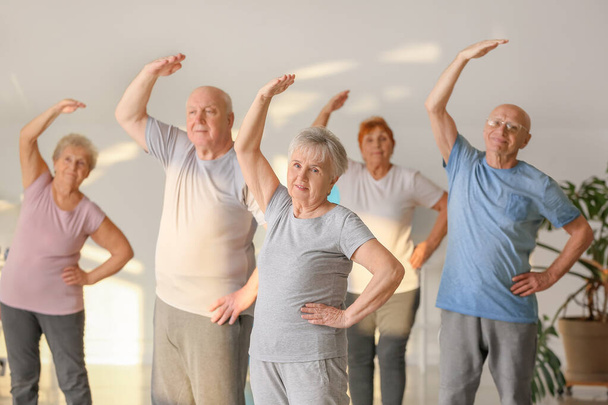 Osoby w podeszłym wieku ćwiczące na siłowni - Zdjęcie, obraz