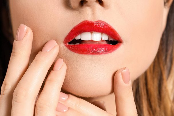 Beautiful young woman with bright lipstick, closeup - Φωτογραφία, εικόνα
