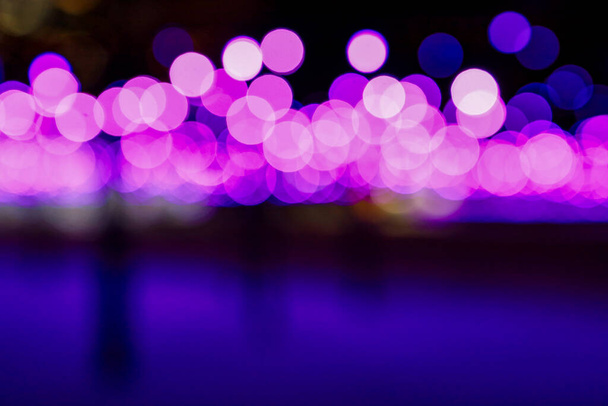 Θολούρα του ροζ και μωβ φωτός από το φως φωτισμού  - Φωτογραφία, εικόνα