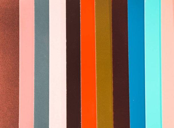 Folhas de papel colorido sobre fundo branco - Foto, Imagem