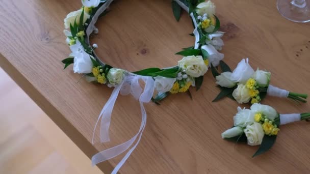 Prachtige trouwkrans met verse bloemen. - Video