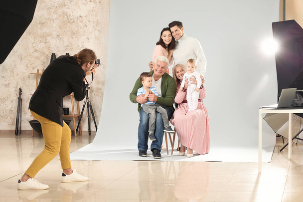 Fotógrafo trabalhando com a família em estúdio
 - Foto, Imagem