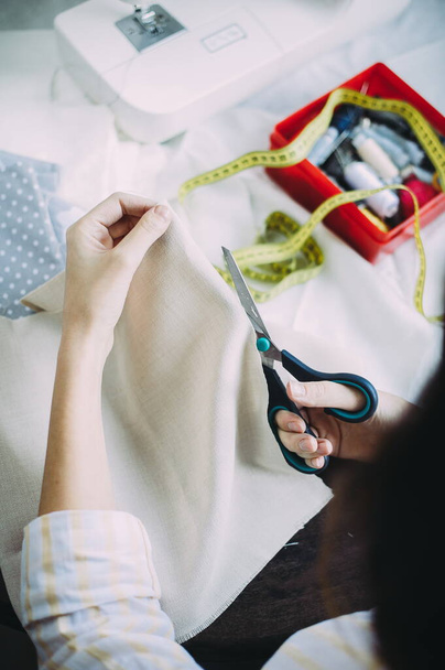girl master scissors cuts the fabric. handmade. tailor - Φωτογραφία, εικόνα