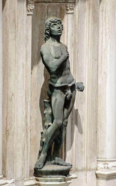 Estatua de la figura bíblica Adán por el escultor renacentista Antonio Rizzo en exhibición pública en una pared exterior del Palacio Ducal en Venecia, Italia
. - Foto, imagen