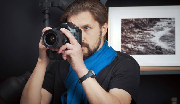 Άντρας φωτογράφος τραβάει φωτογραφίες σε εσωτερικούς χώρους - Φωτογραφία, εικόνα