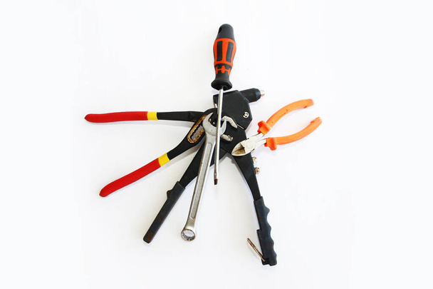 vieux outils rouillés coupe-fil, tournevis, clé, un ruban isolant
 - Photo, image