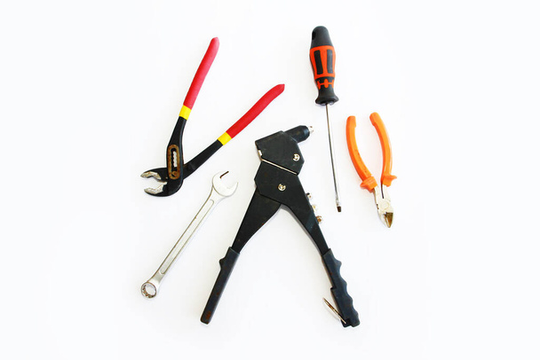 velhas ferramentas enferrujadas cortadores de fio, chave de fenda, chave inglesa, uma fita de isolamento
 - Foto, Imagem