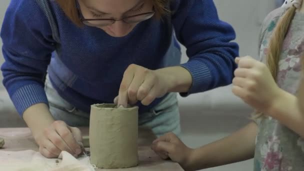 Master class de crianças em modelagem de argila. Oficina cerâmica
 - Filmagem, Vídeo