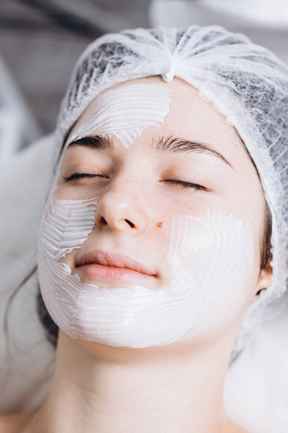 Dermatologist working in a beauty salon and engaged in beauty injections and facial peels for clients. Spa, beauty and self care concept - Foto, immagini