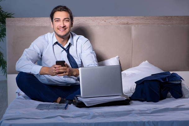 Hombre de negocios cansado trabajando horas extras en casa por la noche - Foto, Imagen