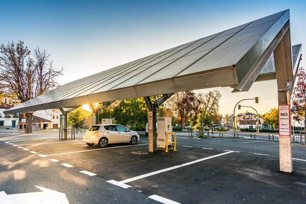 Borne de recharge automobile pour panneaux photovoltaïques autonomes et premiers en Europe. Il est également gratuit. Situé à La Granja de San Ildefonso (Ségovie)
) - Photo, image