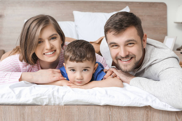 Muotokuva onnellinen perhe makuuhuoneessa
 - Valokuva, kuva