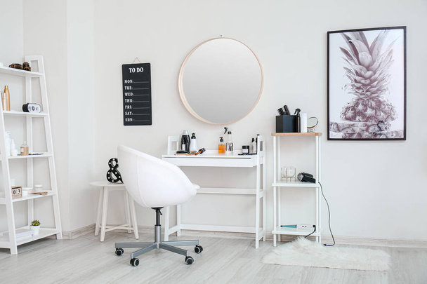 Stylish interior of modern hairdressing salon - Foto, Bild