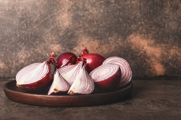 Plate with fresh raw onion on grey background - Zdjęcie, obraz