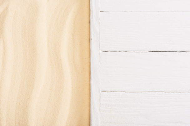 Bovenaanzicht van witte houten planken en zand - Foto, afbeelding