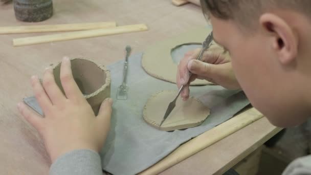 Classe di padrone da bambini in modellazione di argilla. Laboratorio di ceramica
 - Filmati, video