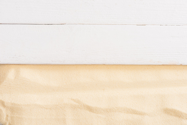 Vista superior da superfície de madeira branca e areia texturizada
 - Foto, Imagem