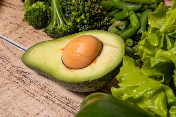 Reife Avocado. Produkte für die Keto-Diät, glutenfreie Ernährung und richtige Ernährung zur Gewichtsabnahme. - Foto, Bild
