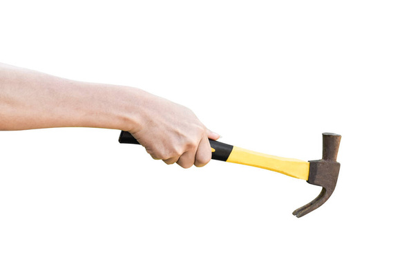 Hand hält alten rostigen Hammer isoliert auf weißem Hintergrund, mit Clipping-Pfad - Foto, Bild