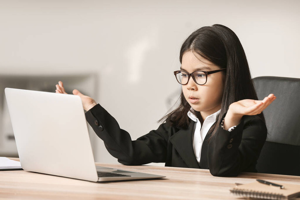 Petite femme d'affaires mignonne avec ordinateur portable au bureau
 - Photo, image