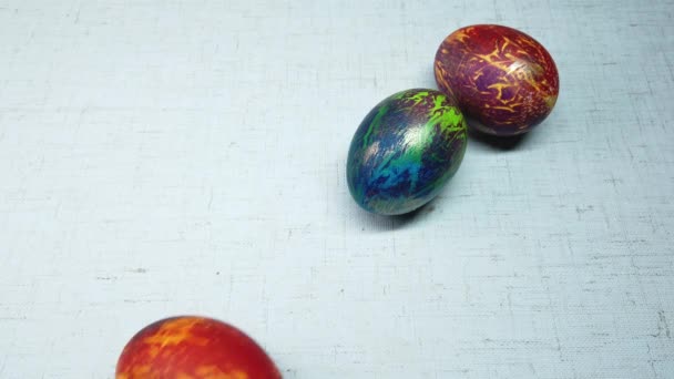 πολύχρωμα πασχαλινά αυγά σε λευκό φόντο - Πλάνα, βίντεο