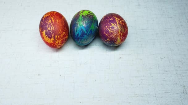 színes húsvéti tojás fehér alapon - Felvétel, videó