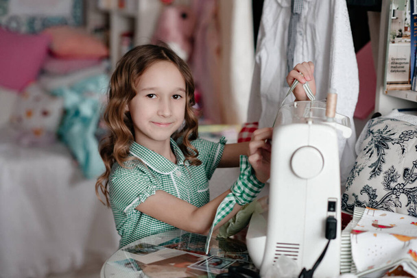 Girl and a sewing machine, needlework. - Photo, image
