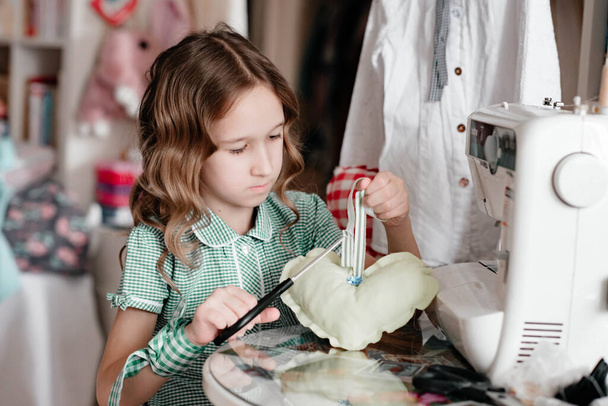 Girl and a sewing machine, needlework. - Fotografie, Obrázek