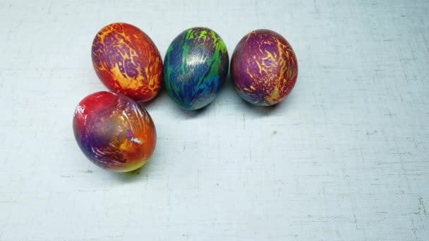 huevos de Pascua de colores sobre un fondo blanco - Metraje, vídeo