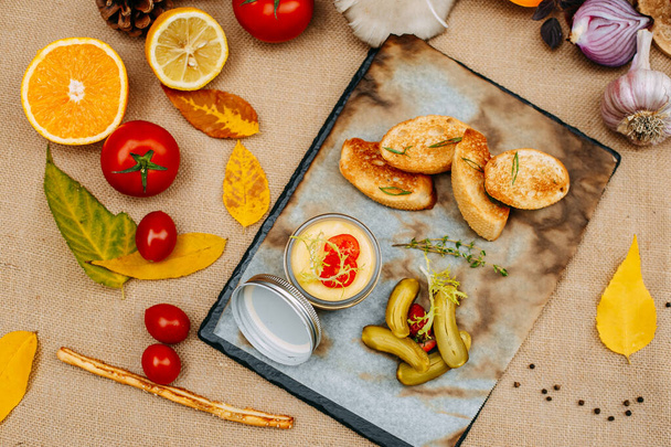 Balkabaklarıyla sonbahar sofrası. Şükran Günü yemeği. Ekmek kırıntıları ve salatalıklı börek - Fotoğraf, Görsel
