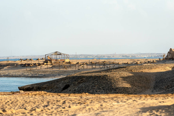 Туристический курорт заброшен и разрушен из-за кризиса. Пляж Красного моря рядом с Марса Алам Египет Африка
  - Фото, изображение