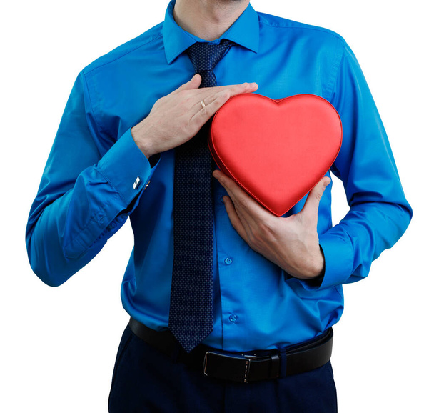 Κομψός άνθρωπος με κουτί δώρου Αγίου Βαλεντίνου σε σχήμα καρδιάς. - Φωτογραφία, εικόνα