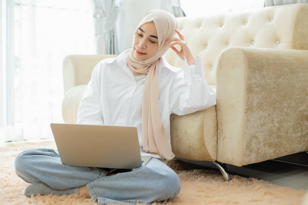 Azjatyckie piękne muzułmańskie kobiety pracują przy użyciu laptopa, Odległość online pracy i pracy z domu. - Zdjęcie, obraz