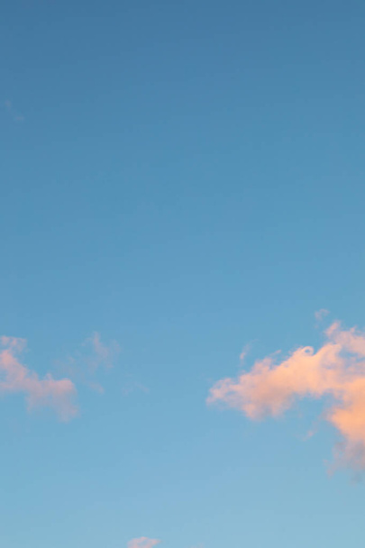 kék ég kis tollas rózsaszín felhőkkel naplementekor. másolás helye. - Fotó, kép