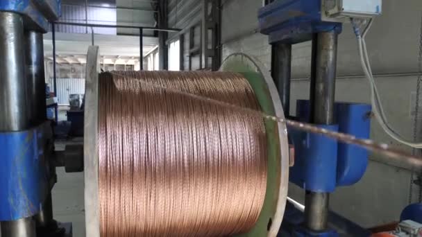 fabricación de cables en una fábrica de cables
 - Imágenes, Vídeo